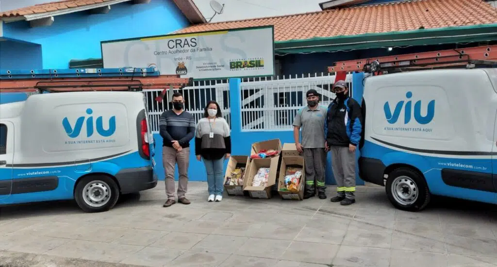 Instalação Solidária: Equipe da Viu fazendo a entrega dos alimentos